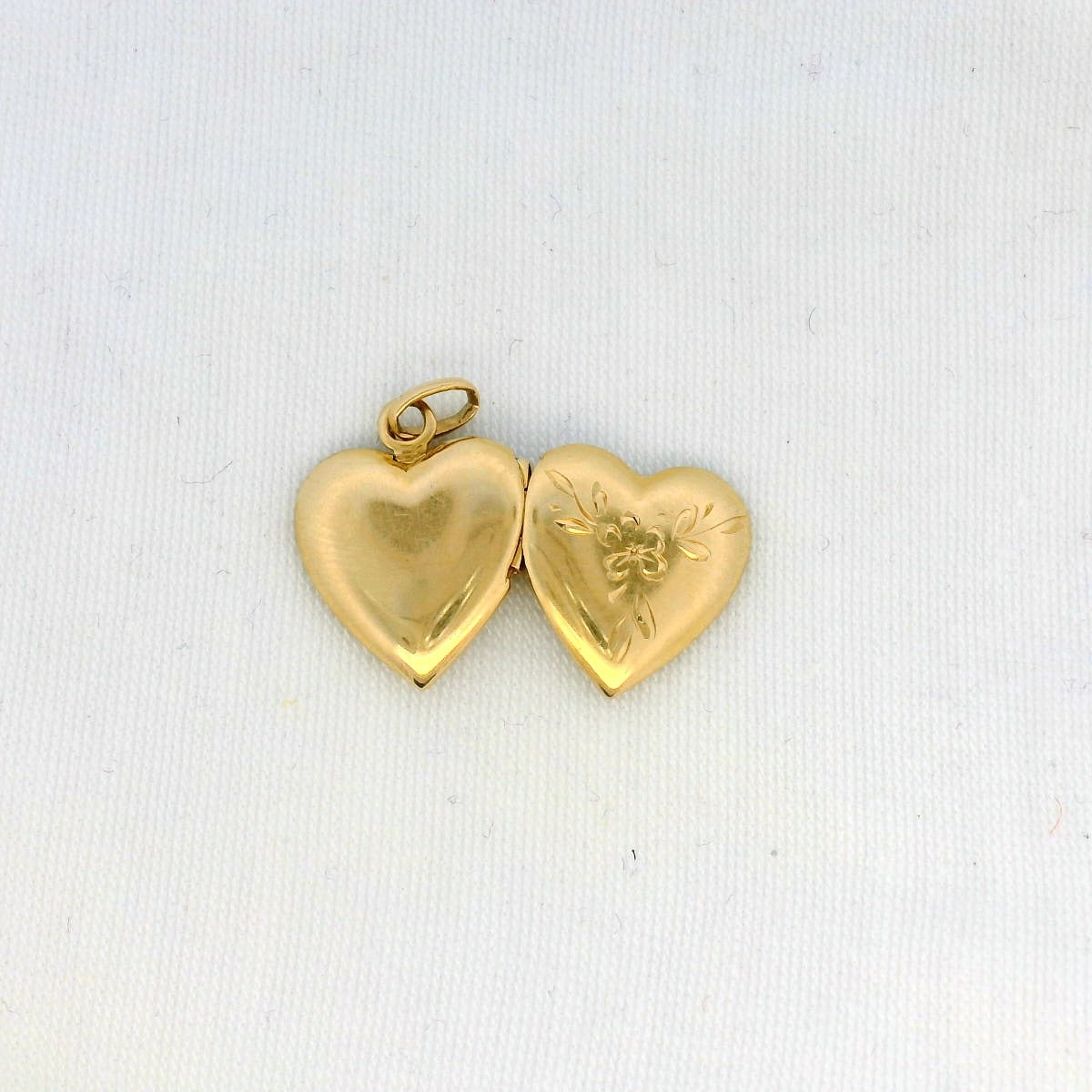 14KT YG Floral Engraving Vintage Heart Locket