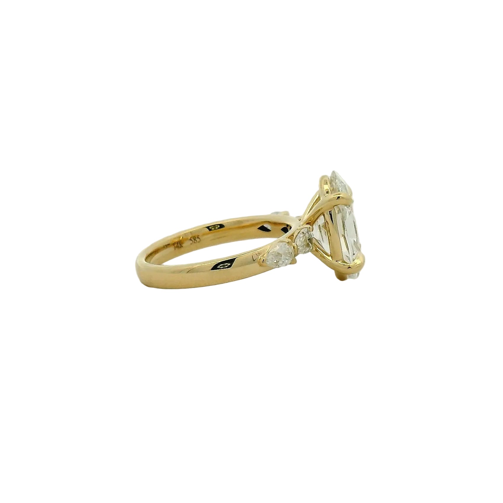 Moval Cut Diamond Solitaire Ring in Yellow Gold