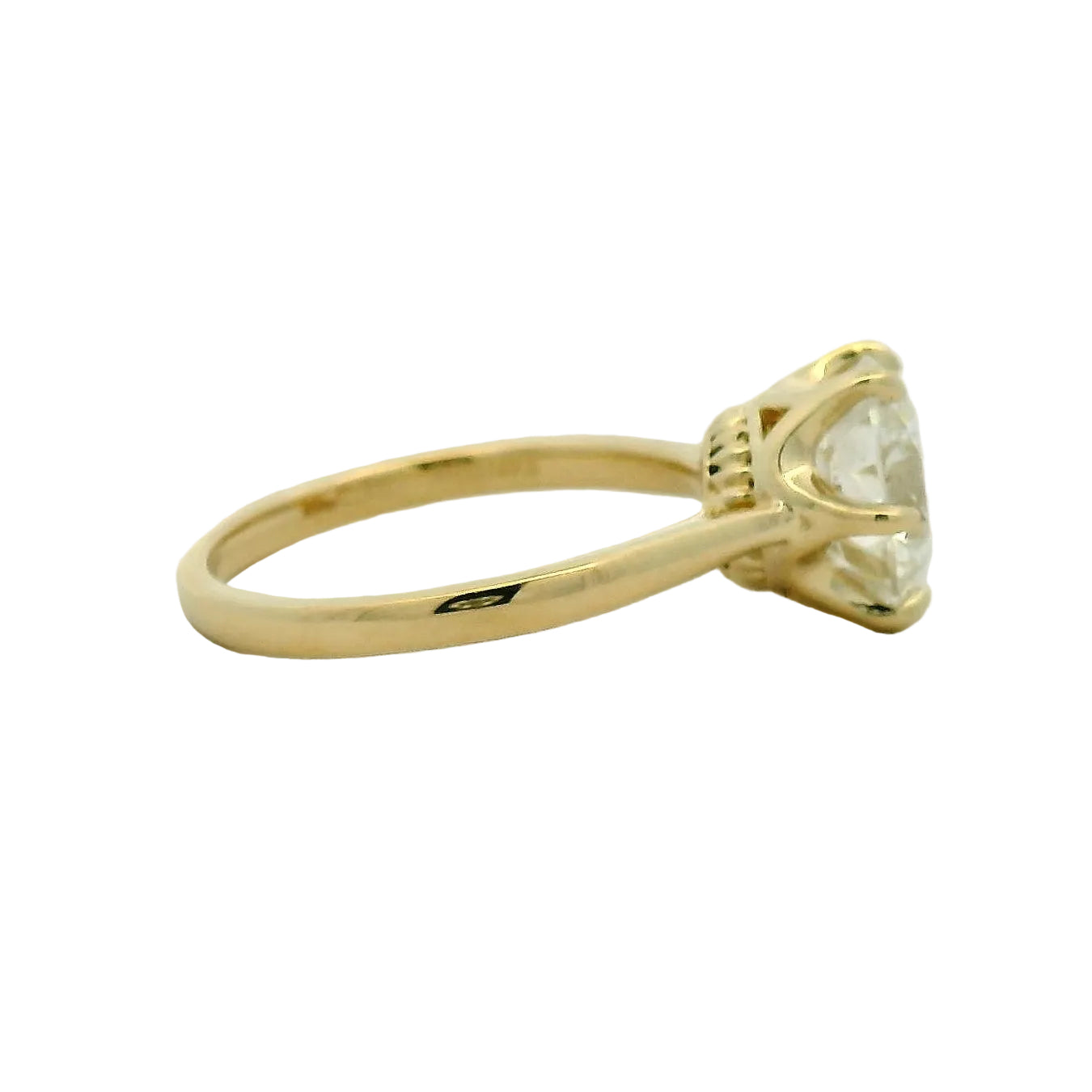 Round Cut Diamond Solitaire Ring in Yellow Gold