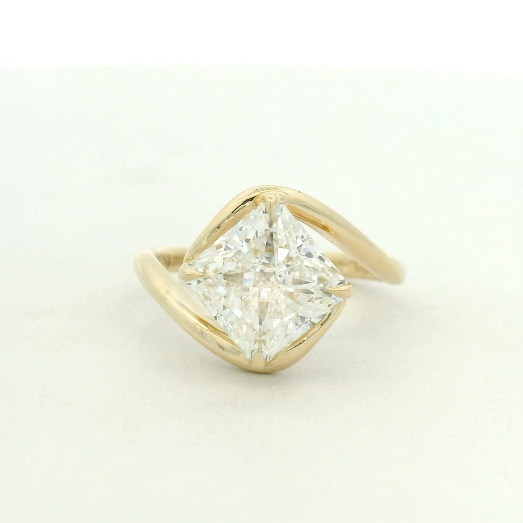 14k yellow gold w/ a solitaire radiant sq