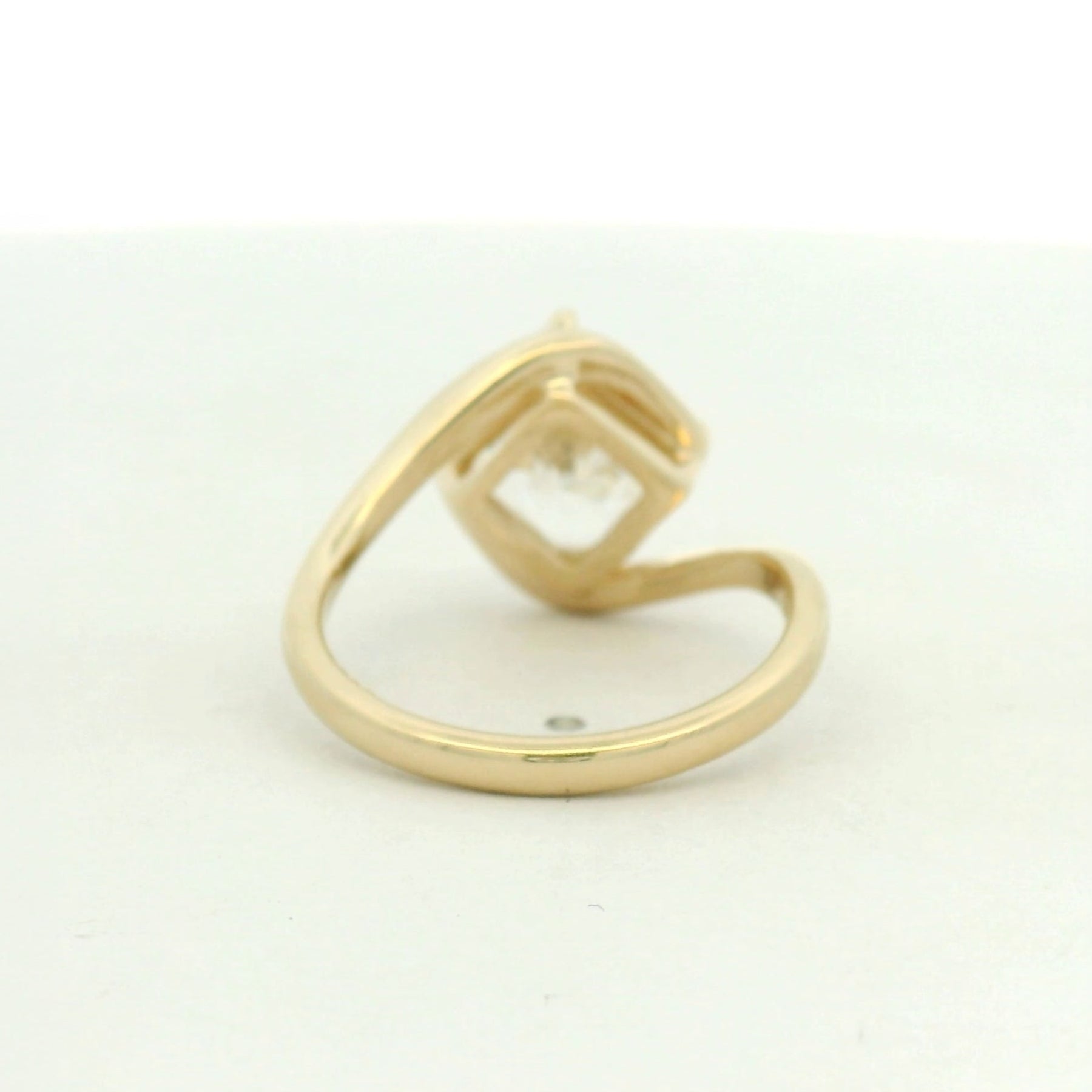 14k yellow gold w/ a solitaire radiant sq