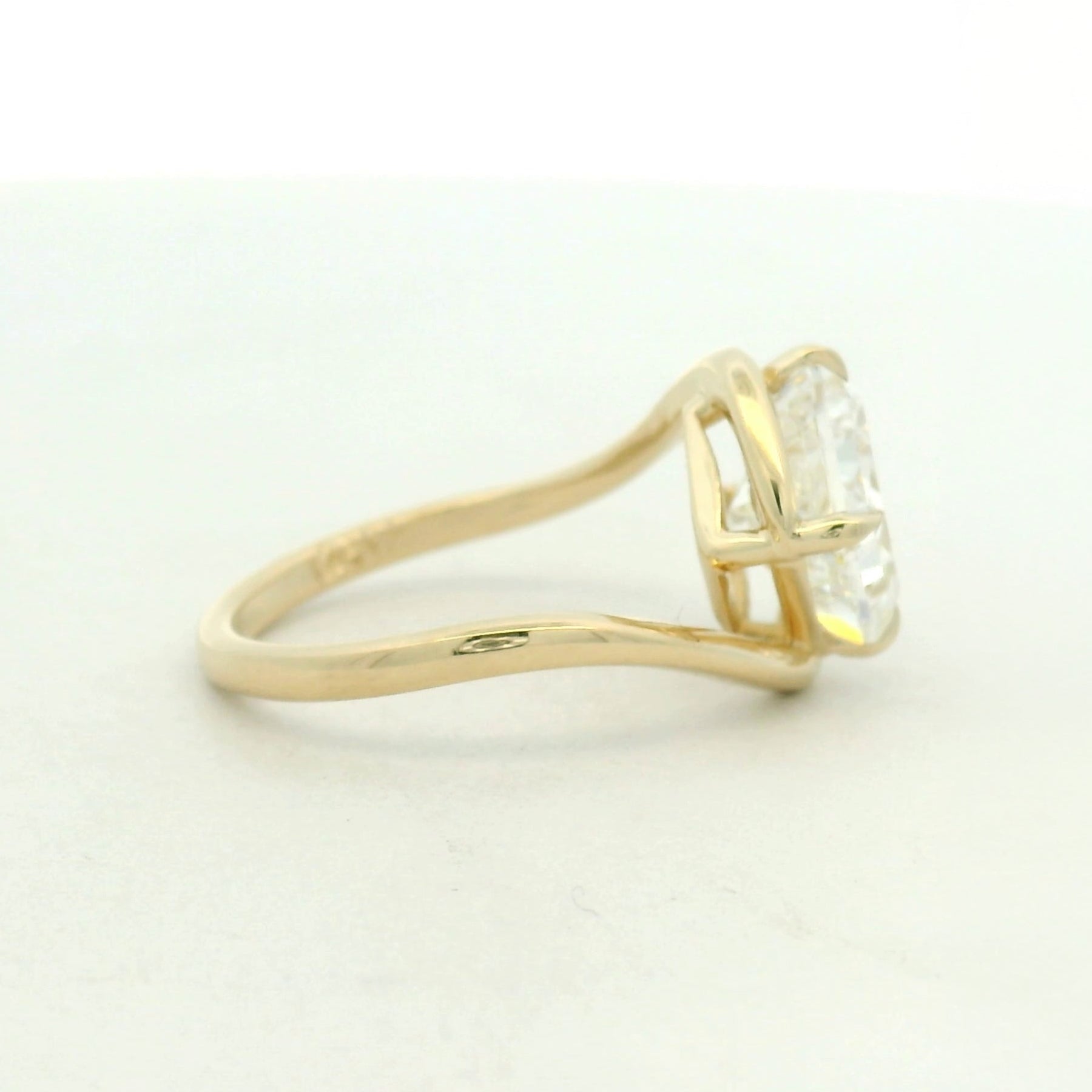 14k yellow gold w/ a solitaire radiant sq
