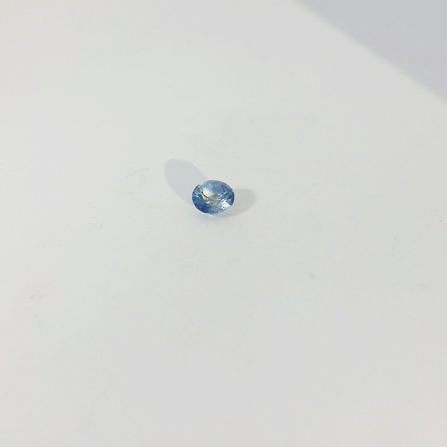 round bi-color sapphire