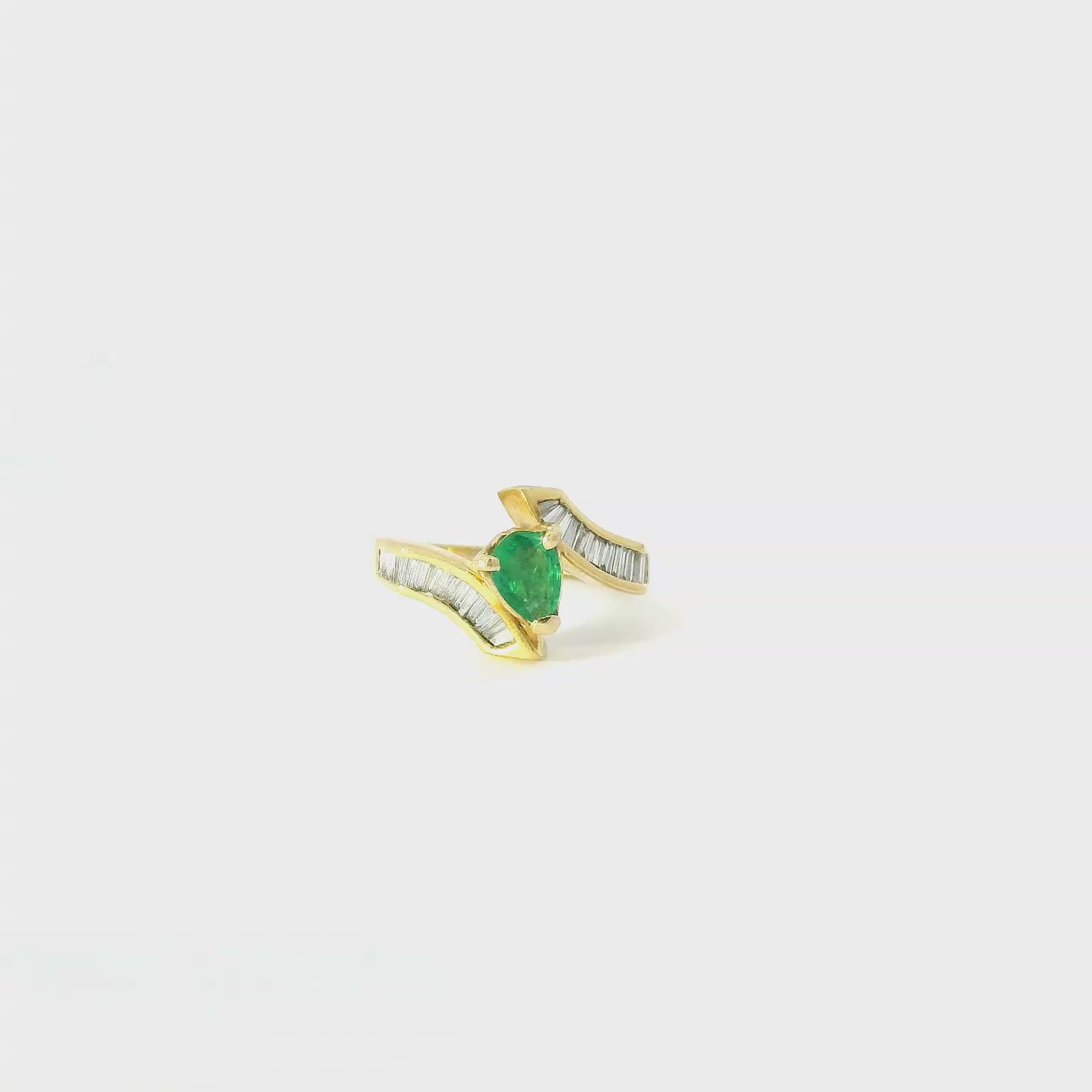 Vintage 18kyg Geometric Emerald & Diamond Ring